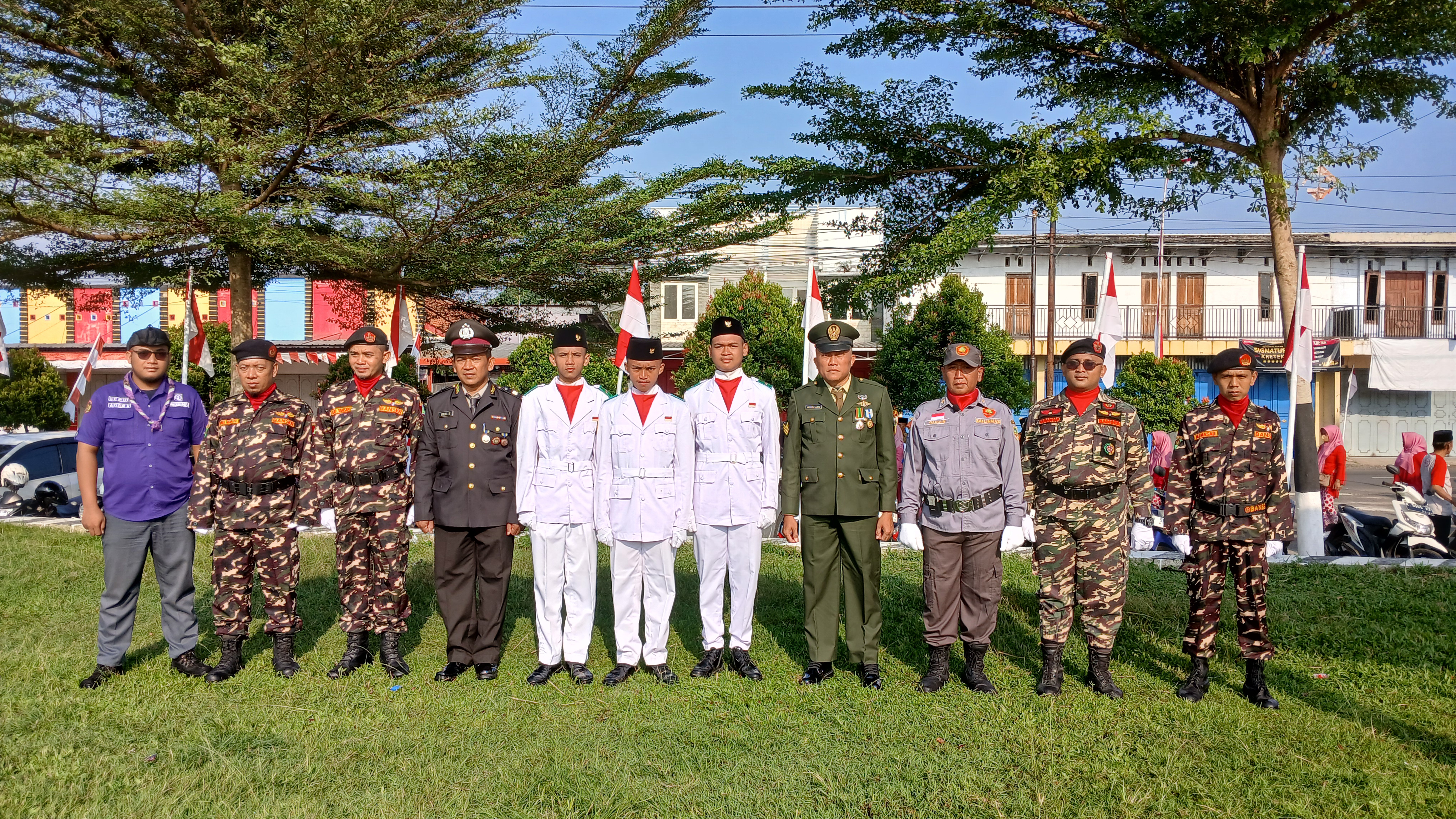 Upacara HUT ke-80 RI di Desa Pasir Lor, Siswa SMK Ma’arif NU 2 Karanglewas Jadi Pasukan Pengibar Bendera